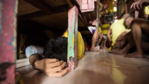 More than 150 inmates escape in Philippine prison break - BBC News