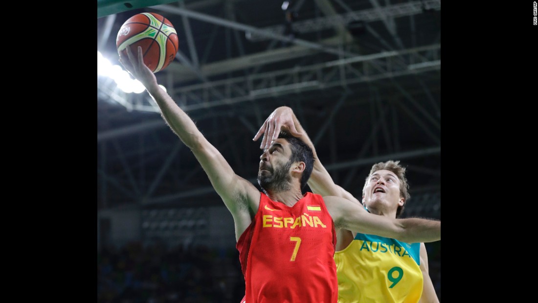 Spain&#39;s Juan Carlos Navarro, left, goes for the basket against Ryan Broekhoff of Australia during their bronze medal basketball game. The Spaniards won 89-88.
