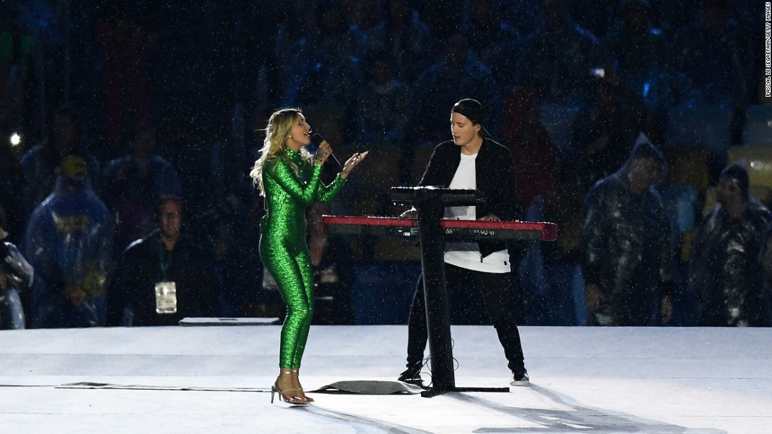 Singer-songwriter Julia Michaels and electronic music artist Kygo perform the song &quot;Carry Me.&quot;