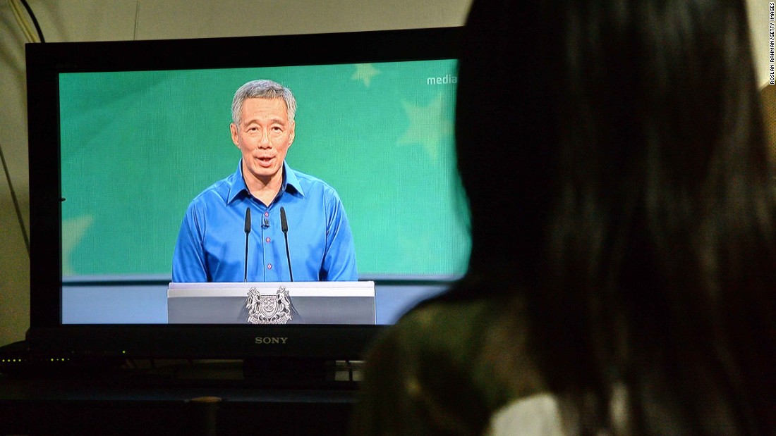 Singapore PM Lee Hsien Loong trembles, falls during National Day speech