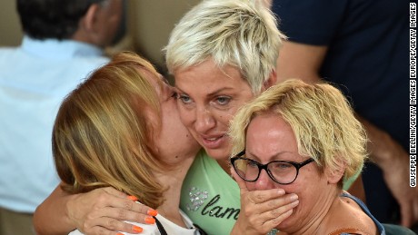 Mourners grieve at Italy&#39;s state funeral for earthquake victims. 