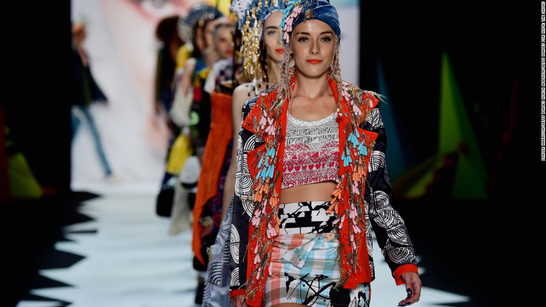 #Pasarela: Desigual, primavera-verano 2016 - CNN Video