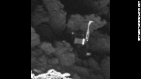 La sonda Rosetta ha scattato questa immagine del lander Philae il 2 settembre 2016. Il lander è incastrato in una crepa scura su una cometa, chiamata 67P/Churyumov--Gerasimenko, che sfreccia nello spazio. La scoperta arriva meno di un mese prima della fine della missione Rosetta.