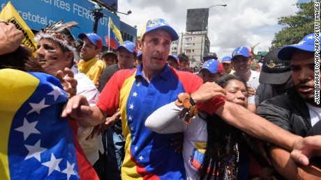Opposition leader Henrique Capriles takes part in a march in Caracas, on September 1, 2016.
Venezuela&#39;s opposition and government head into a crucial test of strength Thursday with massive marches for and against a referendum to recall President Nicolas Maduro that have raised fears of a violent confrontation. / AFP / JUAN BARRETO        (Photo credit should read JUAN BARRETO/AFP/Getty Images)