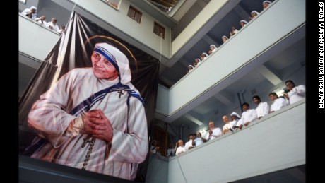TOPSHOT - Roman Catholic nuns of the Missionaries of Charity order look on after a service to commemorate the 19th death anniversary of Mother Teresa at the Missionaries of Charity house in Kolkata on September 5, 2016 / AFP / Dibyangshu SARKAR        (Photo credit should read DIBYANGSHU SARKAR/AFP/Getty Images)