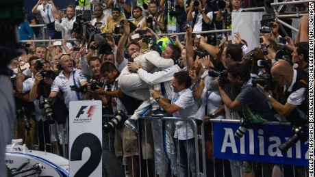 Massa celebrates his sole runner-up finish at Williams with the team&#39;s technical staff.