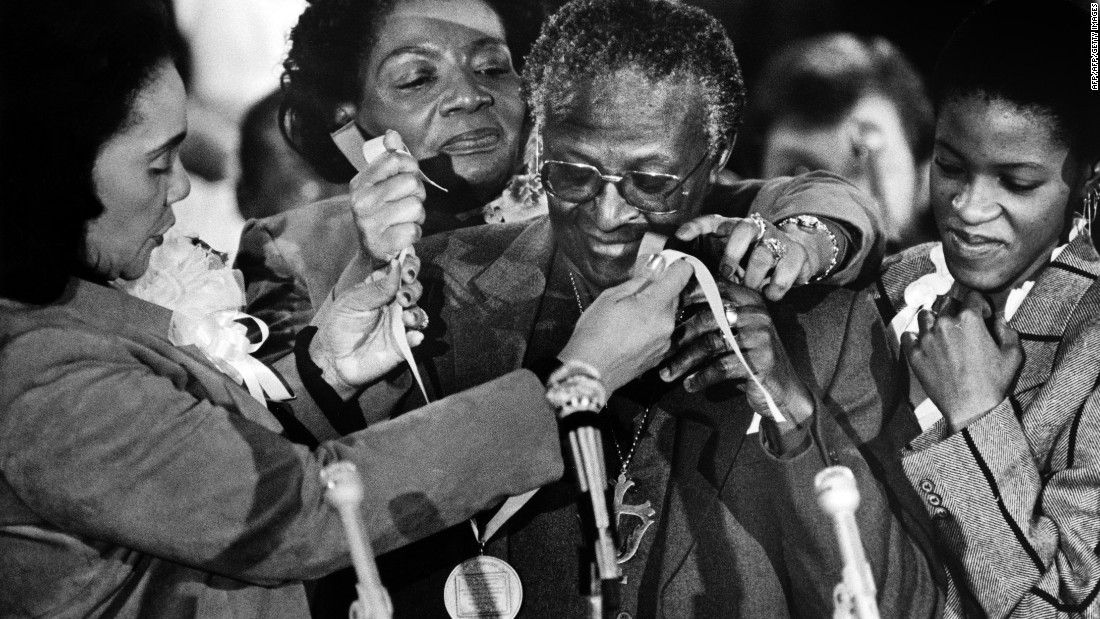 Tutu receives the Martin Luther King Jr. Award for Non-Violence while visiting Atlanta in January 1986. At left is King&#39;s wife, Coretta Scott King. King&#39;s daughter Christine is behind Tutu, and Tutu&#39;s daughter Naomi is at right.