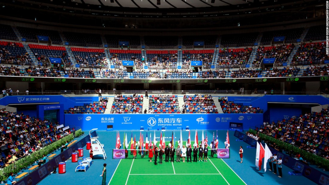 Modeled on the Australian Open venue, Wuhan&#39;s main stadium court has a retractable roof and is big as Wimbledon&#39;s Centre Court with space for 15,000 tennis fans. Li and two-time Wimbledon winner Petra Kvitova attended last year&#39;s opening ceremony of the Optics Valley International Tennis Center. 