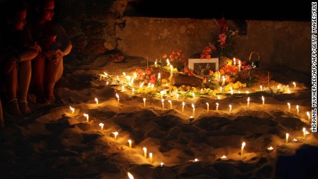 People hold an inpromptu tribute on Anjuna beach on the first anniversary of the girl&#39;s death in 2009. 