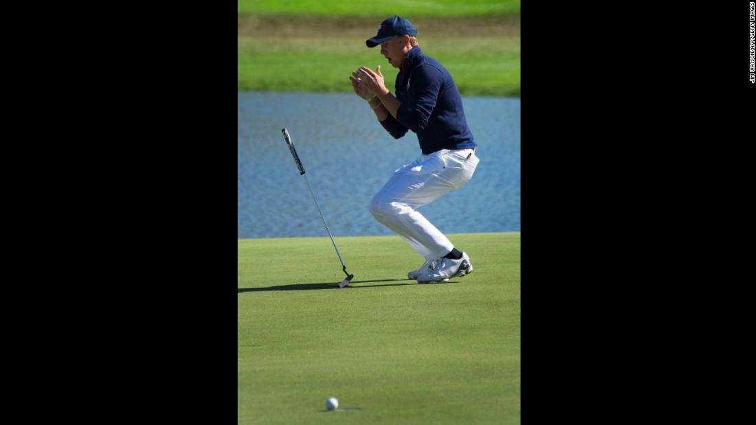 USA&#39;s Jordan Spieth reacts as he misses a birdie putt and loses a stroke on the 17th green.