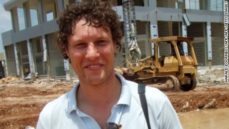 This picture taken on July 14, 2006 shows Dutch Journalist Jeroen Oerlemans posing for a photograph while on assignment in Beirut.   
A Dutch journalist was killed by sniper fire on October 2, 2016 while covering clashes in Libya&#39;s coastal city of Sirte, as unity government forces battled Islamic State group holdouts in the jihadist bastion.Dr Akram Gliwan, spokesman for a hospital in Misrata where pro-government fighters are treated, told AFP that photographer Jeroen Oerlemans was &quot;shot in the chest by an IS sniper while covering battles in Sirte&quot; 450 kilometres (280 miles) east of Tripoli.
 / AFP PHOTO / ANP / HARALD DOORNBOS / Netherlands OUTHARALD DOORNBOS/AFP/Getty Images