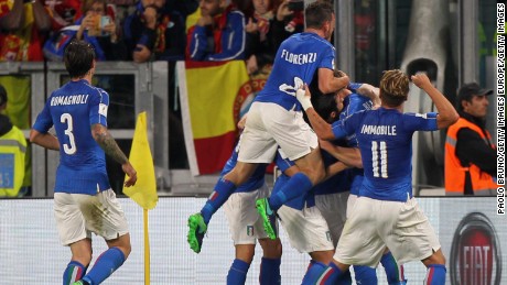 Italy players celebrate Daniele De Rossi&#39;s late equalizer against Spain.