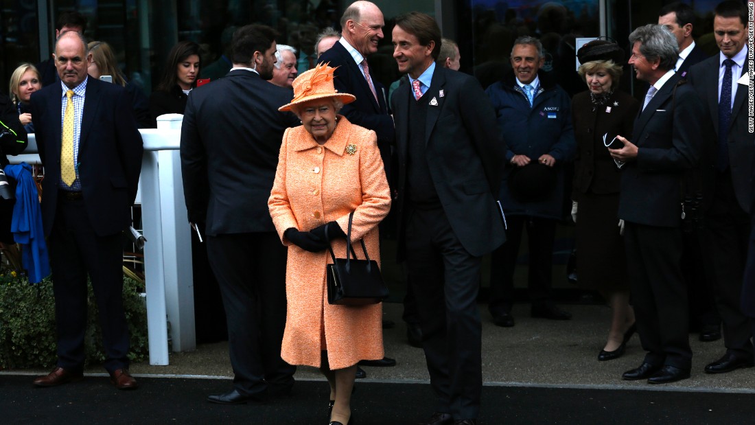 Queen Elizabeth makes her way to the trophy presentation after Solow&#39;s 2015 victory in the Ascot race named after her.