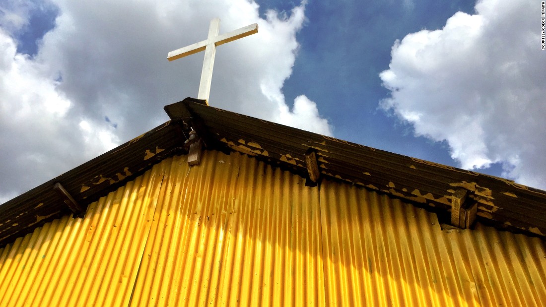 Churches and mosques across Kenya are being painted yellow in an effort to bring the country&#39;s religious communities together.