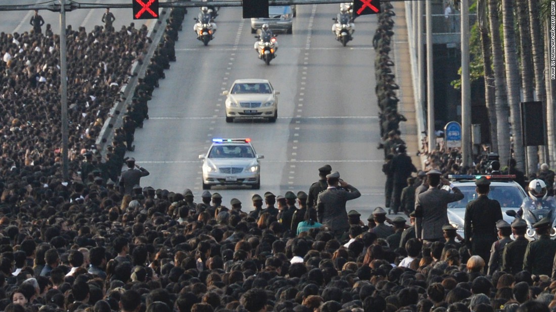 A van carries the body of Thai King Bhumibol Adulyadej&#39;s to his palace in Bangkok on October 14.