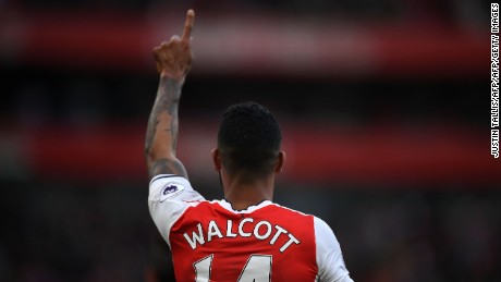 Theo Walcott scored two as Arsenal went level on points with Manchester City at the top of the Premier League.