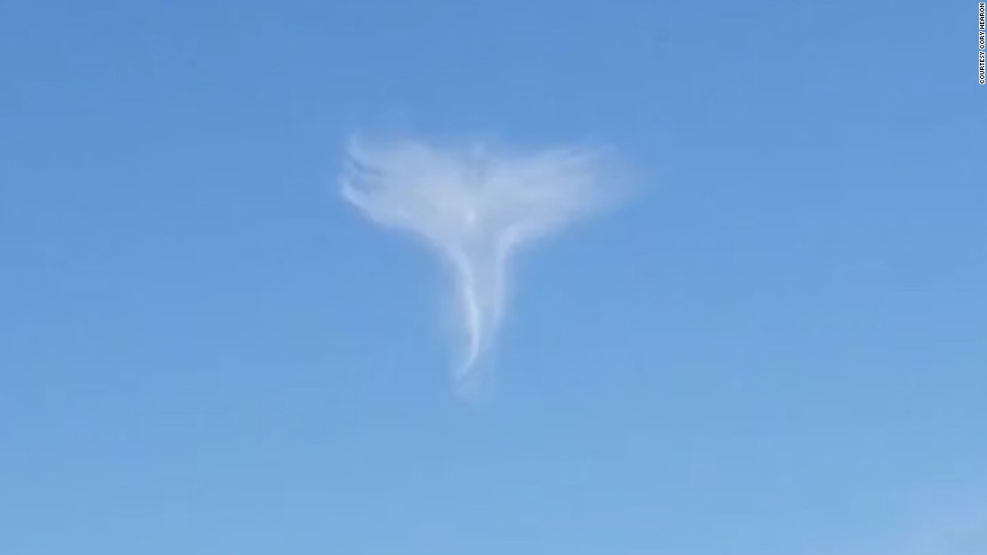 Мистическая форма ангела, проплывающая в облаках