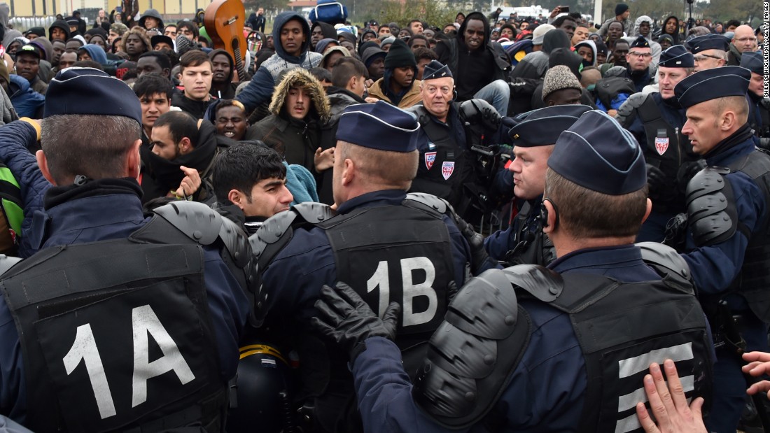 Police try to maintain order as migrants waiting to be processed wait in crowded lines on October 24. 