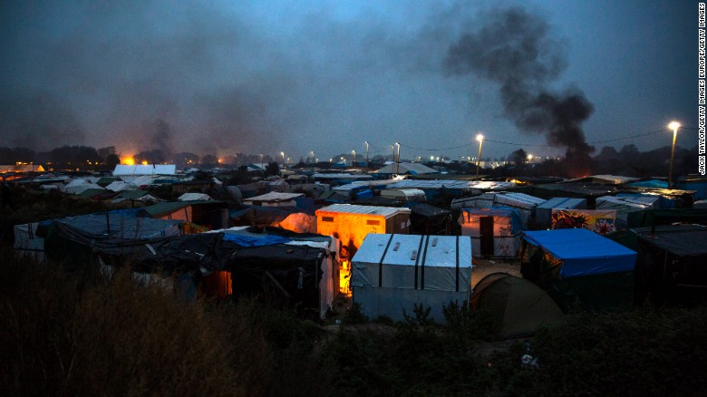  Migrants defy order to leave 'The Jungle' camp in Calais 