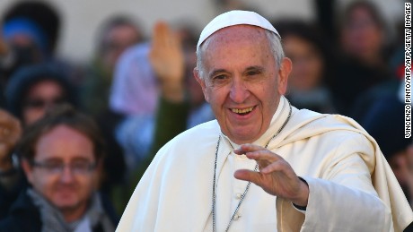 Pope Francis salutes the faithful upon his arrival in St. Peter&#39;s square at the Vatican for the Special Jubilee Papal Audience on October 22, 2016. / AFP / VINCENZO PINTO        (Photo credit should read VINCENZO PINTO/AFP/Getty Images)