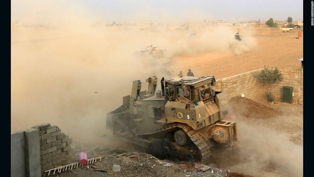 Iraq&#39;s counterterrorism forces advance toward ISIS positions in Tob Zawa on October 25.