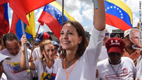 Venezuelan opposition ex-congresswoman Maria Corina Machado(c) and Lilian Tintori (L), wife of Venezuelan jailed opposition leader Leopoldo Lopez march during a demonstration in Caracas on October 22, 2016
A group of women, led by Lilian Tintori, wife of imprisoned opposition Leopoldo Lopez, march in Caracas to protest the suspension of the recall referendum against President Nicolas Maduro as the opposition considered a breach of constitutional order. / AFP / JUAN BARRETO        (Photo credit should read JUAN BARRETO/AFP/Getty Images)