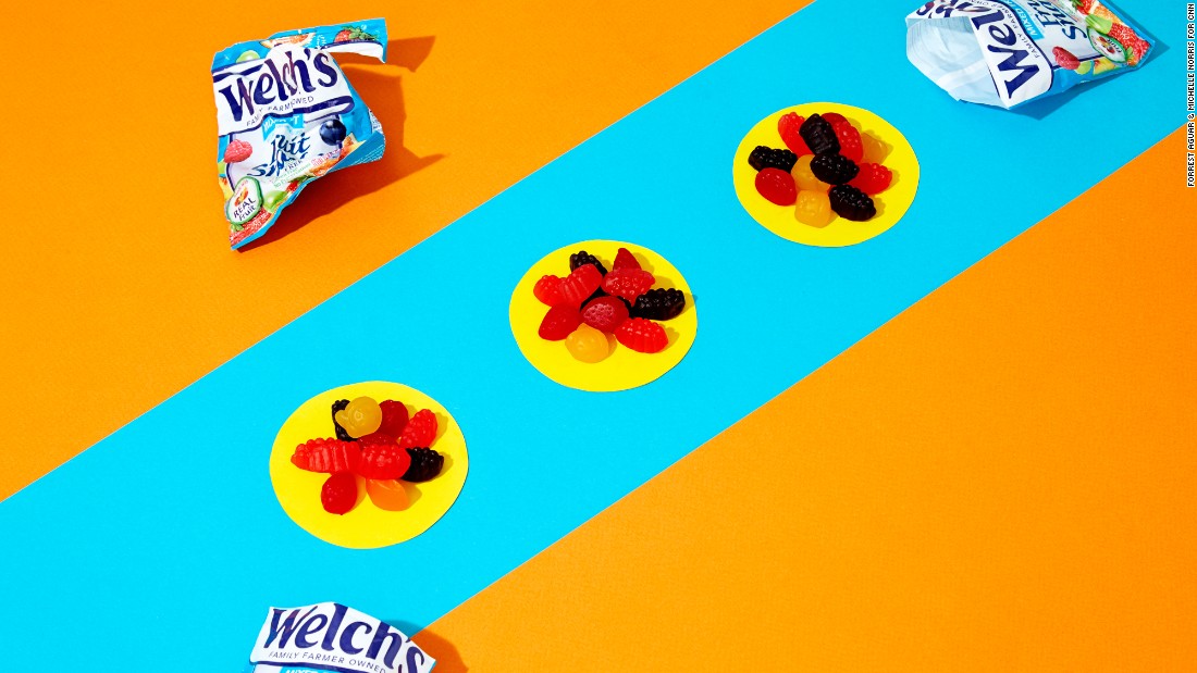 For a 0.9 oz bag of Welch&#39;s Mixed Fruit snacks, there are 33 grams of sugar in three bags.