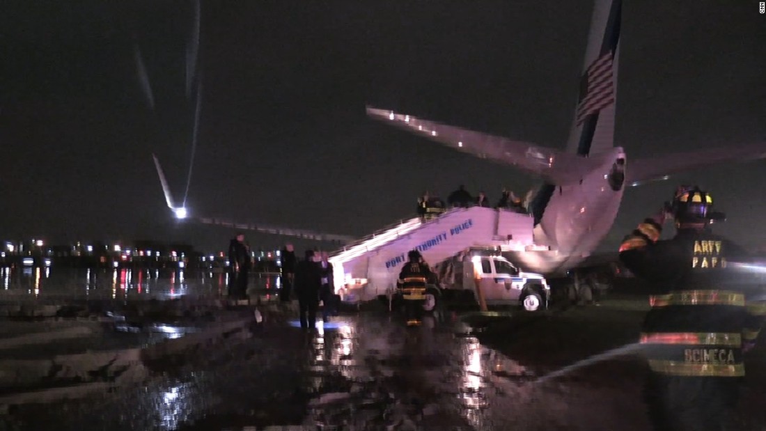 Derrapa el avión de Mike Pence - CNN Video