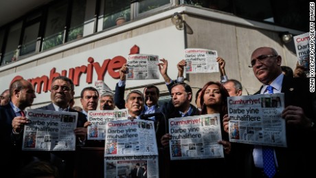 Opposition politicians protest the arrests outside Cumhuriyet&#39;s Istanbul offices.