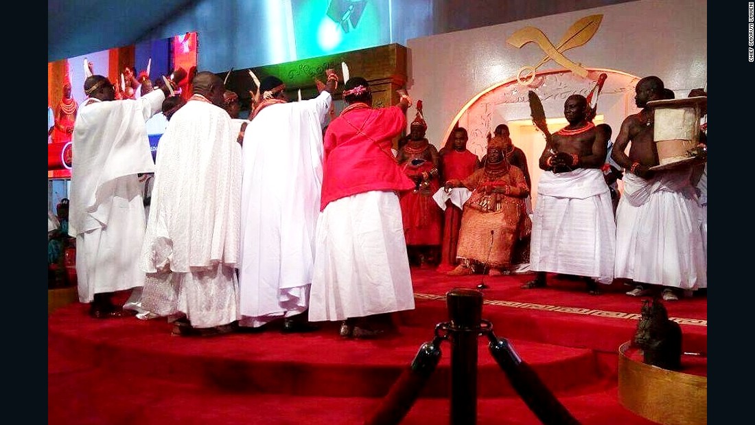 The chiefs and noblemen paying homage to the new Oba.