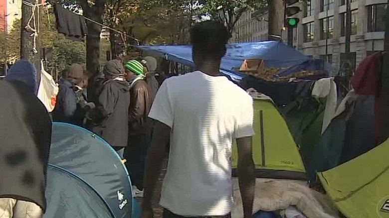 france paris migrant camps grow bell pkg_00002917