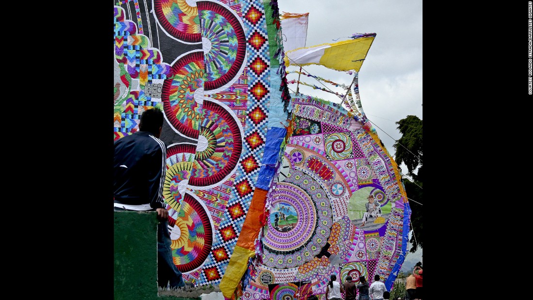 The main objective of the cultural and religious tradition is to honor the dearly departed in a spectacle of color and allow the younger generations to express their art by painting the giant kites.