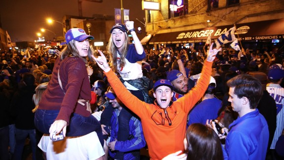 Chicago Cubs Parade Fans Swarm Streets Hours Ahead