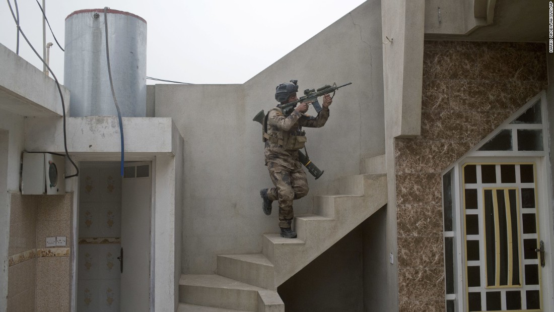 An Iraqi special forces soldier searches for the location of an ISIS sniper in Gogjali on November 1.