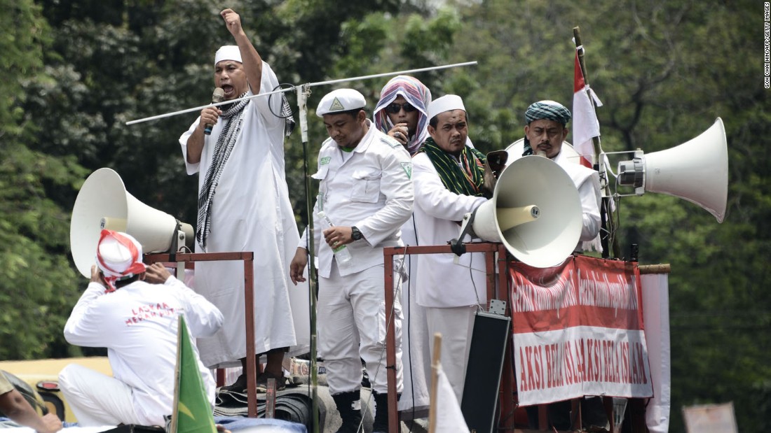 Muslim leaders broadcast their message as they march past Jakarta&#39;s governor&#39;s office on November 4.