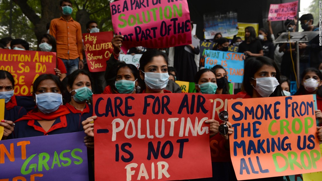Protesters wearing protective masks take part in a rally urging immediate action to curb air pollution in New Delhi on November 6, 2016.