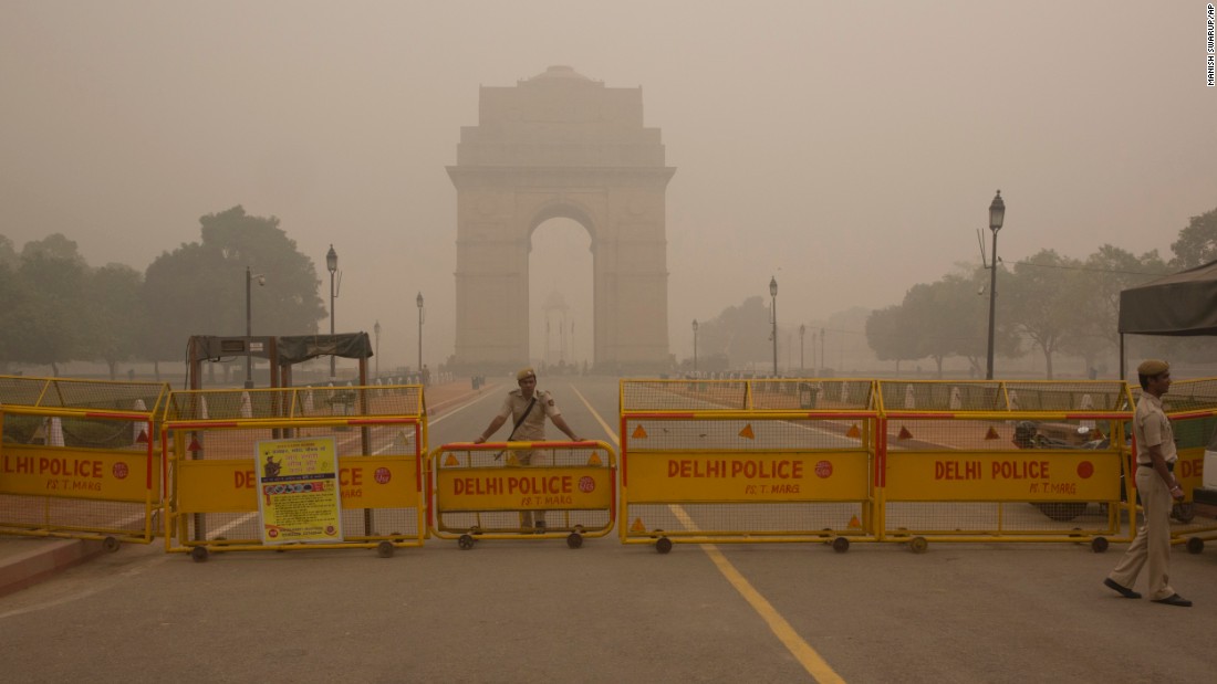 A Delhi policeman stands guard at the war memorial India Gate engulfed in a thick smog in New Delhi, India, on November 6, 2016.