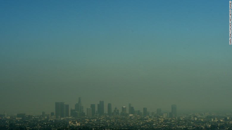 A view of the Los Angeles city skyline as heavy smog shrouds the city in California on May 31, 2015. AFP PHOTO/ MARK RALSTON 