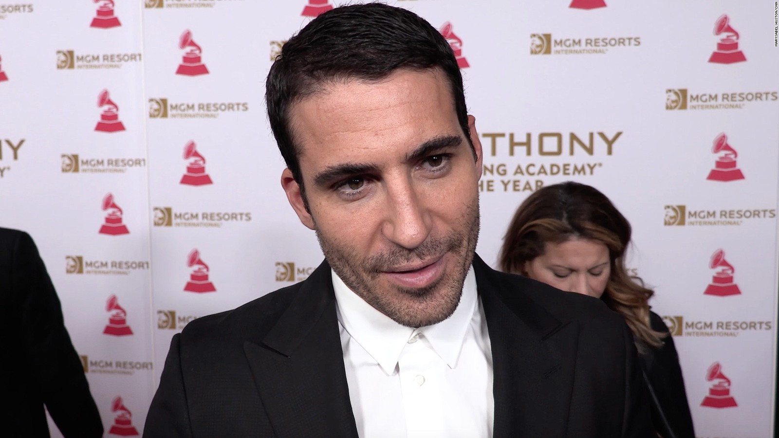 Miguel Ángel Silvestre aprendió a bailar salsa con Marc Anthony - CNN Video