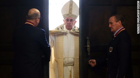 Pope Francis opens the Holy Door of St. Peter&#39;s Basilica on December 8, 2015 in Vatican City.