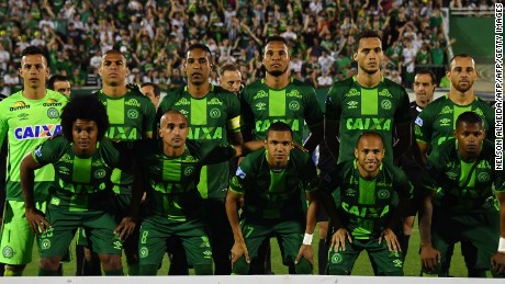 Brazil&#39;s Chapecoense players pose for pictures during their 2016 Copa Sudamericana semifinal second leg football match against Argentina&#39;s San Lorenzo  held at Arena Conda stadium, in Chapeco, Brazil, on November 23, 2016. / AFP PHOTO / NELSON ALMEIDANELSON ALMEIDA/AFP/Getty Images