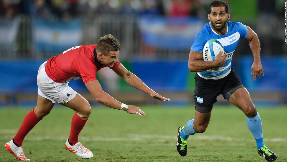 Gaston Revol (right) will make his 50th tournament appearance at the Dubai season-opener -- only head coach Santiago Gomez Cora (61) and Nicolás Bruzzone (55) have played more for Pumas Sevens. The Argentina captain, 30, will hope to make amends for his crucial penalty miss in the sudden-death Olympic quarterfinal loss to Great Britain by winning the first sevens title of his career. 