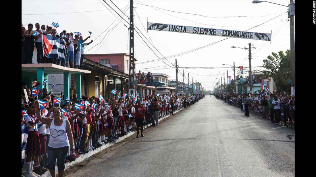 Cubans wait on the side of the road for the caravan carrying the ashes on December 3. 