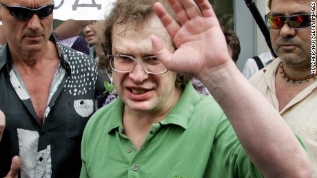 The founder of the MMM financial pyramid Sergei Mavrodi waves as he leaves the Matrosskaya Tishina prison in Moscow, 22 May 2007.