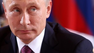 In retaliatory move, Putin signs media 'foreign agents' law
