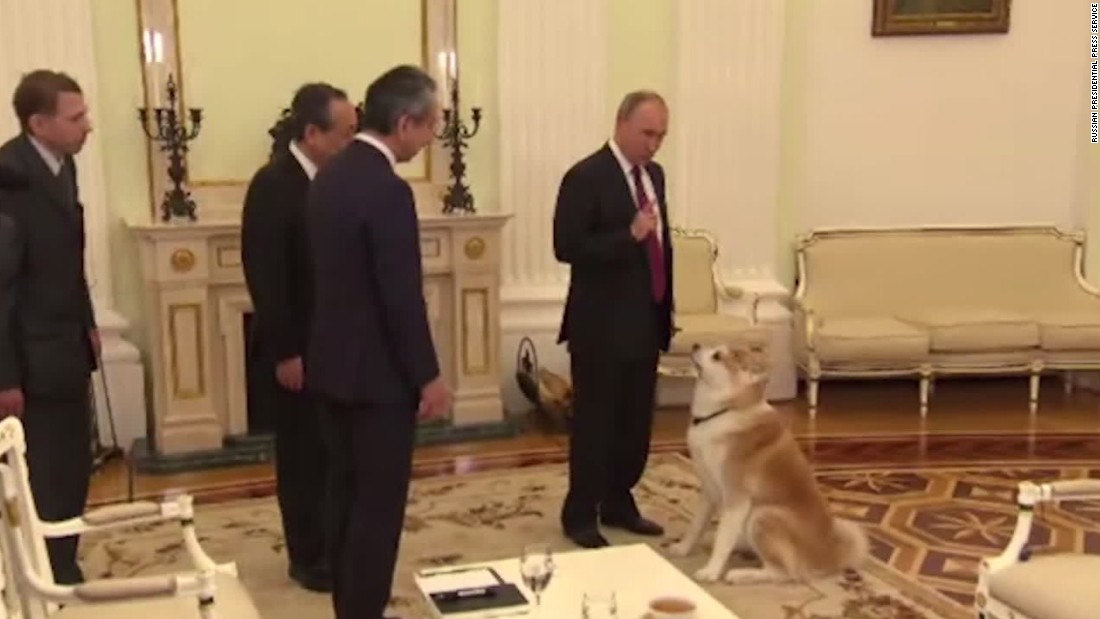 El perro de Putin asusta a periodistas japoneses - CNN Video