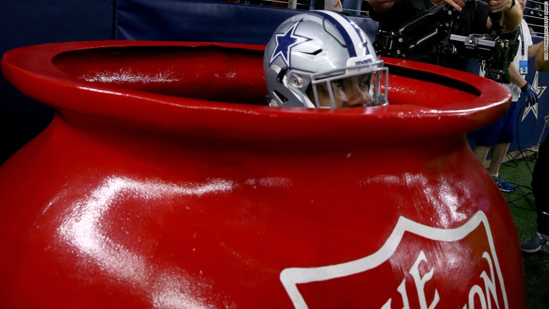 NFL won't fine Ezekiel Elliott for Salvation Army kettle jump