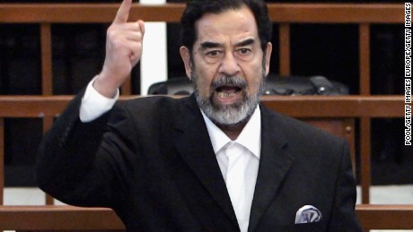 الرئيس العراقي السابق صدام حسين وهو يتلقى حكمه بالذنب أثناء محاكمته في المنطقة الخضراء المحصنة & quot؛ في 5 نوفمبر 2006 في بغداد ، العراق.