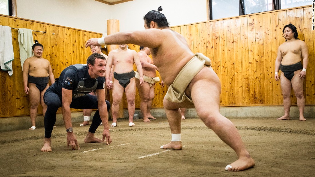 In Fukuoka, the crew visited the Kokonoe Beya Sumo Stable to get an insight into the wrestlers&#39; training techniques. 
