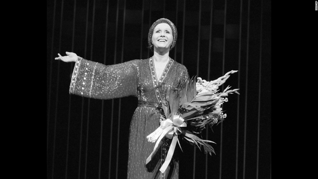 Reynolds on stage for for a curtain call after a performance of &quot;Woman of the Year&quot; at New York&#39;s Palace Theatre in 1983.